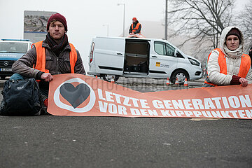 Letzte Generation blockiert Autobahnausfahrt in Berlin