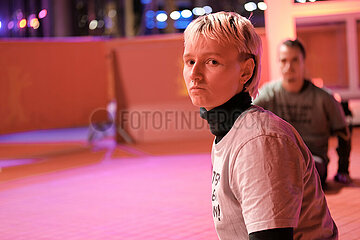 Letzte Generation klebt sich an Roten Teppich der Berlinale