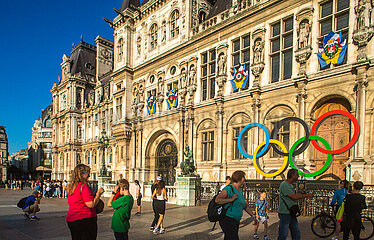 FRANCE. PARIS (75) 4TH ARRONDISSEMENT. THE OLYMPIC RINGS  ON THE FORECOURT OF THE HOTEL DE VILLE  ANNOUNCING THE PARIS 2024 OLYMPIC GAMES