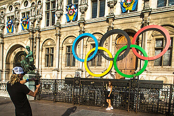 FRANCE. PARIS (75) 4TH ARRONDISSEMENT. THE OLYMPIC RINGS  ON THE FORECOURT OF THE HOTEL DE VILLE  ANNOUNCING THE PARIS 2024 OLYMPIC GAMES