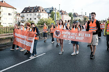 Letzte Generation Slow Walk in Würzburg