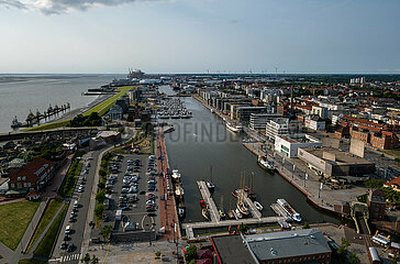 Deutschland  Bremerhaven - Blick auf den Neuen Hafen  Bremerhaven-Mitte  links die Wesermuendung in die Nordsee