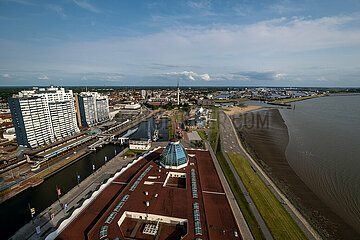Deutschland  Bremerhaven - Blick vom ATLANTIC Hotel Sail auf Bremerhaven-Mitte  rechts die Weser