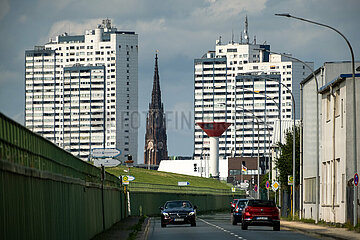 Deutschland  Bremerhaven - Blick auf das Zentrum mit Hochhaeusern und die GROSSE KIRCHE  links Strasse an einem Deich
