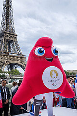 FRANCE. PARIS (75) (16TH DISTRICT) PORT DEBILLY  CELEBRATION AND PRESENTATION OF THE PARIS 2024 OLYMPIC TORCH BY TONY ESTANGUET (PRESIDENT OF PARIS 2024)  USAINT BOLT (OLYMPIC ATHLETICS CHAMPION)  AND FRENCH ATHLETES  IN FRONT OF SUPPORTERS OF THE FRENCH OLYMPIC TEAM. THE PHRYGES  MASCOTS OF THE PARIS 2024 OLYMPIC GAMES