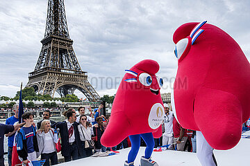 FRANCE. PARIS (75) (16TH ARRONDISSEMENT) PORT DEBILLY  CELEBRATION AND PRESENTATION OF THE PARIS 2024 OLYMPIC TORCH  IN FRONT OF THE FRENCH OLYMPIC TEAM SUPPORTERS. THE PHRYGIAN  MASCOTS OF THE PARIS 2024 OLYMPIC GAMES