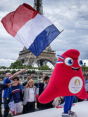 FRANCE. PARIS (75) (16TH ARRONDISSEMENT) PORT DEBILLY  CELEBRATION AND PRESENTATION OF THE PARIS 2024 OLYMPIC TORCH  IN FRONT OF THE FRENCH OLYMPIC TEAM SUPPORTERS. THE PHRYGIAN  MASCOTS OF THE PARIS 2024 OLYMPIC GAMES