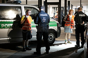 Gewahrsamsprüfung von Letzte Generation vor Polizeiinspektion Würzburg