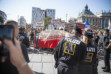 Demonstration der Antifa gegen einen Infostand der AfD