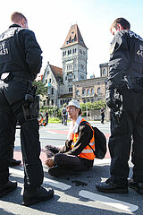 Letzte Generation blockiert Kreuzung am Schloss Faber-Castell in Nürnberg
