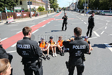 Letzte Generation blockiert Kreuzung am Schloss Faber-Castell in Nürnberg