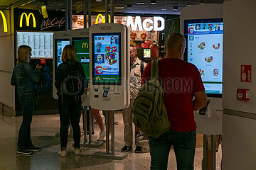 Polen  Warschau - McDonalds-Filiale am Chopin-Flughafen