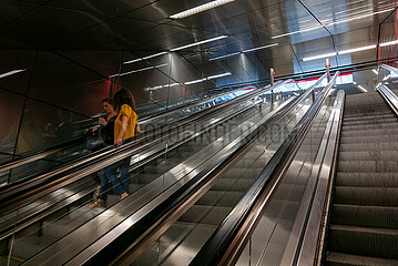 Deutschland  Duesseldorf - Rolltreppe in den Untergrund zu einer U-Bahn-Station