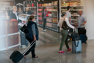 Polen  Warschau - Polen  Warschau - Menschen passieren Werbung fuer Duty-Free-Shop am Chopin-Flughafen
