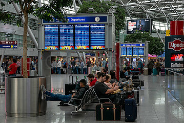 Deutschland  Duesseldorf - Departures  wartende Passagiere  Flughafen Duesseldorf