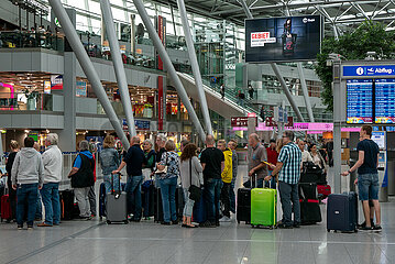 Deutschland  Duesseldorf - Departures  Warteschlange von Passagieren fuer Check-In Flughafen Duesseldorf