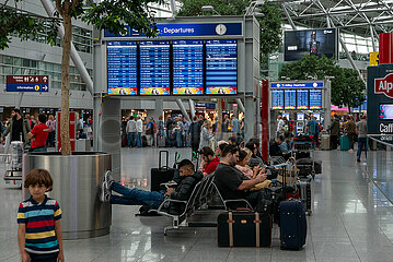Deutschland  Duesseldorf - Departures  wartende Passagiere  Flughafen Duesseldorf