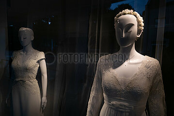 Deutschland  Borken - Gespenstisch beleuchtete Schaufensterpuppen mit Hochzeitskleidern fuer die Braut