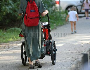 Mutter mit Kind und Kinderwagen