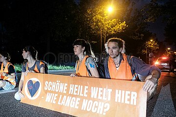 Letzte Generation blockiert Zufahrt zu BMW-Werk in Regensburg