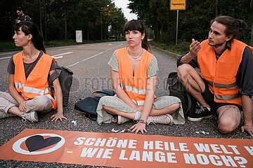 Letzte Generation blockiert Zufahrt zu BMW-Werk in Regensburg