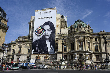 FRANCE. PARIS (75) (9TH DISTRICT) GIANT AD FOR THE GALAXY Z FLIP 5 (FROM SAMSUNG) AT THE OPERA GARNIER