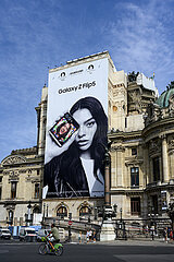 FRANCE. PARIS (75) (9TH DISTRICT) GIANT AD FOR THE GALAXY Z FLIP 5 (FROM SAMSUNG) AT THE OPERA GARNIER