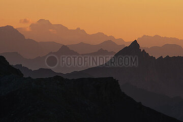 FRANCE. ISERE (38). QUEYRAS NATURAL PARK. BRIC BOUCHET (2998M) AND OTHER RIDGES AT SUNRISE