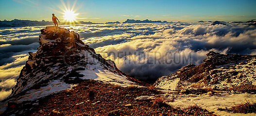 FRANCE. ISERE (38). VERCORS NATURAL PARK. SEA OF CLOUDS UNDER THE CLIFFS OF THE VERCORS ORIENTAL