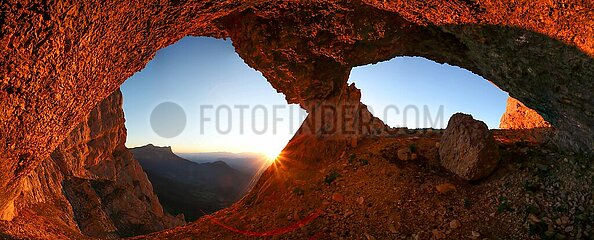 FRANCE. ISERE (38). VERCORS NATURAL PARK. L'OEIL DU CHAT NATURAL ARCH (1800M)  UNDER THE EASTERN CLIFFS OF THE VERCORS
