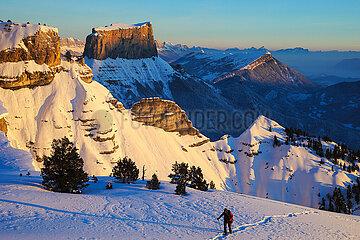 FRANCE. ISERE (38). VERCORS NATURAL PARK. MONT AIGUILLE (2067M) FROM THE VERCORS HIGHLANDS