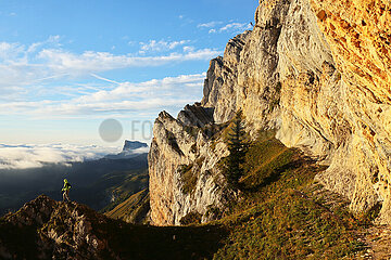 FRANCE. ISERE (38). VERCORS NATURAL PARK. CLIFFS AND PATH OF SERRE-BRION