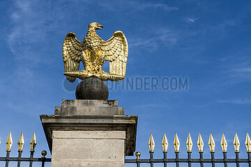 FRANCE. SEINE-ET-MARNE (77). FONTAINEBLEAU. THE CASTLE. THE IMPERIAL EAGLE ON THE PILLARS OF THE COURTYARD OF THE FAREWELL COURT