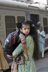 INDIA. MAHARASHTRA. MUMBAI. (BOMBAY) MOTHER AND DAUGHTER AT TRAIN STATION