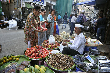 INDIA. MAHARASHTRA. MUMBAI. (BOMBAY) STREET COMMERCE OF FRUITS AND VEGETABLES