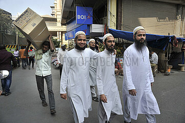 INDIA. MAHARASHTRA. MUMBAI. (BOMBAY) MUSLIMS MEN WEARING JELLABAH