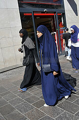 FRANCE. PARIS (75) MUSLIM WOMEN WEARING AN ABAYA