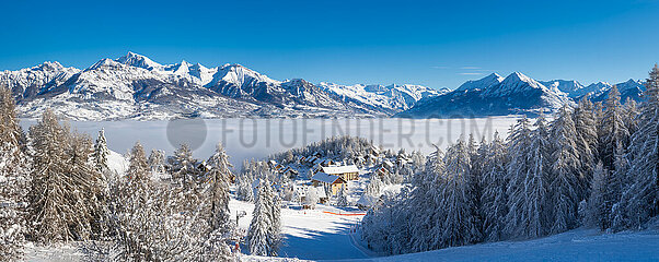 FRANCE. HAUTES-ALPES (05) OVERVIEW ON ECRINS NATIONAL PARK. LAYE VILLAGE UNDER SNOW  ONE OF THE SMALLEST WINTER SPORTS RESORTS IN CHAMPSAUR REGION