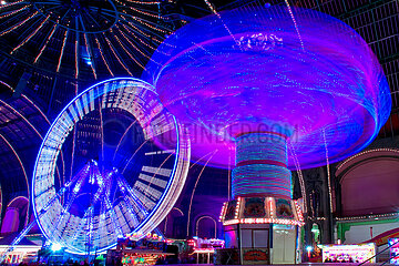 FRANCE. PARIS (75) 8TH ARRONDISSEMENT. FUNFAIR AT THE GRAND PALAIS WITH WHEELS IN MOVEMENT