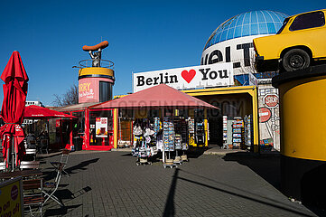 Berlin  Deutschland  Souvenirladen mit Imbissbude Curry at the Wall und Weltballon im Bezirk Mitte