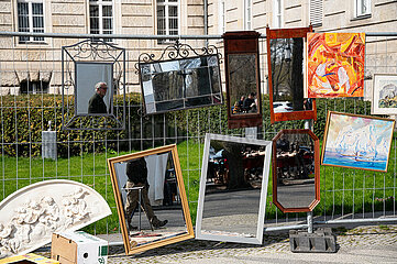Berlin  Deutschland  Menschen spiegeln sich in Spiegeln auf einem Flohmarkt zwischen Tiergarten und Charlottenburg