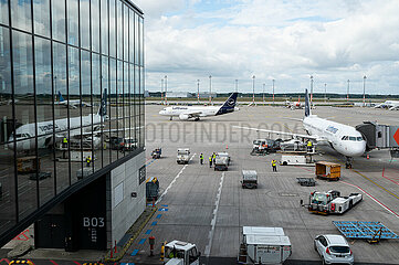 Berlin  Deutschland  Lufthansa Airbus A321-200 Passagierflugzeug auf dem Flughafen Berlin Brandenburg BER