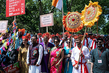 Berlin  Deutschland  Teilnehmer der indischen Gemeinschaft auf dem Karneval der Kulturen in Kreuzberg