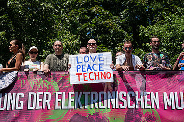 Berlin  Deutschland  Technofans und Feiernde auf der 2023 Parade Rave the Planet   der Nachfolgeveranstaltung der Loveparade