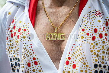 Berlin  Deutschland  Halskette mit 'King' Anhaenger eines Elvis-Imitators auf dem Karneval der Kulturen in Kreuzberg