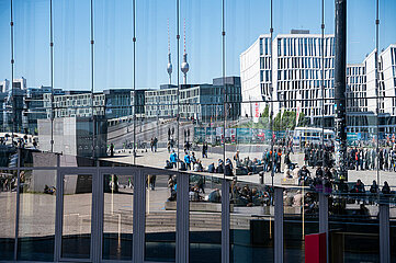 Berlin  Deutschland  Gebaeude im Regierungsviertel spiegeln sich in der Fassade des 3XN Cube Berlin am Washingtonplatz