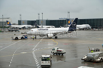 Frankfurt  Deutschland  Airbus A319-100 Passagierflugzeug der Lufthansa beim Pushback auf dem Frankfurter Flughafen