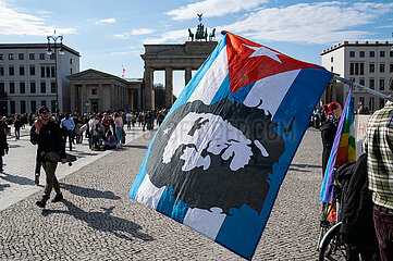 Berlin  Deutschland  Kundgebung der Frente Unido mit dem Abbild von Che Guevara auf kubanischer Flagge vor dem Brandenburger Tor