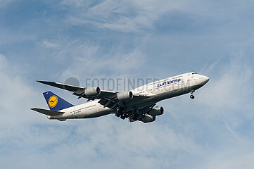 Singapur  Republik Singapur  Boeing 747-8 Passagierflugzeug der Lufthansa im Landeanflug auf den Flughafen Changi