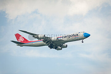 Singapur  Republik Singapur  Boeing 747-8F Frachtflugzeug der Cargolux im Landeanflug auf den Flughafen Changi